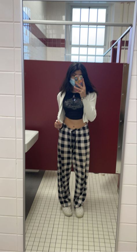 Outfits With Pajama Pants For School, Plaid Pajama Pants Outfits Aesthetic, Pajamas Pants Outfit, Checkered Pjs, Lazy Aesthetic, Cute Pj Outfits, Night Pjs, Checkered Pants Outfit, Pajama Pants Outfit