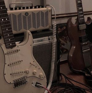 Rock/ heavy metal 🎸 - playlist by Kitsume | Spotify Guitar Obsession, I'm With The Band, Spotify Covers, Tumblr Aesthetic, Guitar Design, Downtown Girl, Playlist Covers, Cool Guitar, Electric Guitars