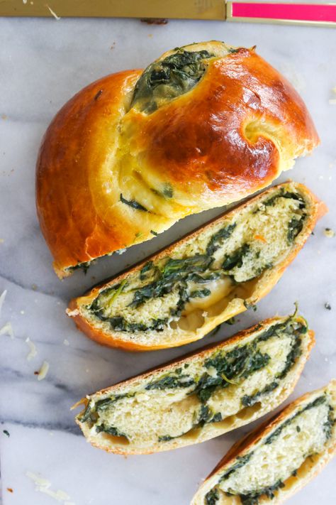 Spinach Stuffed Bread, Stuffed Challah Bread Recipe, Rosh Hashana Appetizers, Stuffed Bread Recipes, Hanukkah 2023, Jewish Meals, Stuffed Challah, Bread Challah, Round Challah