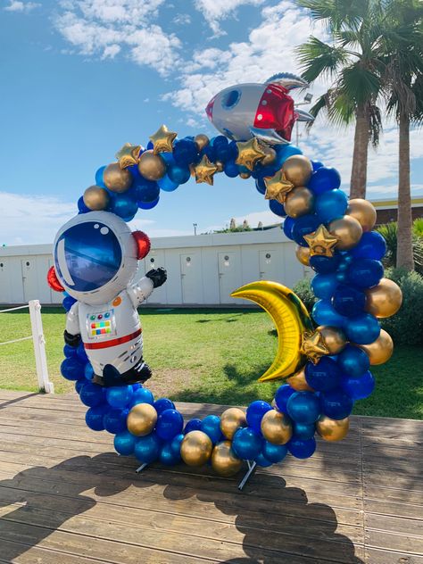 Balloon Space Theme, 2nd Space Birthday Party, Space Ballons Decoration, Space Theme Balloon Decoration, Space Balloon Bouquet, Outer Space Balloon Arch, Space Theme Balloons, Space Party Centerpiece Ideas, Space Themed Balloons