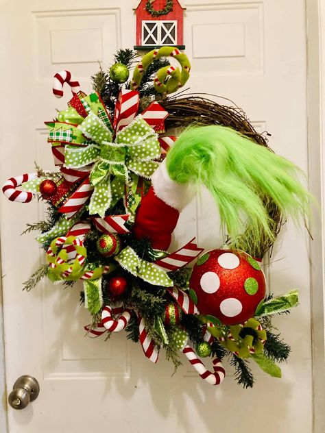 Grinch Grapevine Wreath, Grinch Reef Ideas, Diy Grinch Wreaths For Front Door, Grinch Diy Wreath, Grinch Wreath Ideas Diy, Grinch Wreath Diy Front Doors, Grinch Door Wreath, Grinch Christmas Wreath Ideas, Grinch Wreaths Christmas