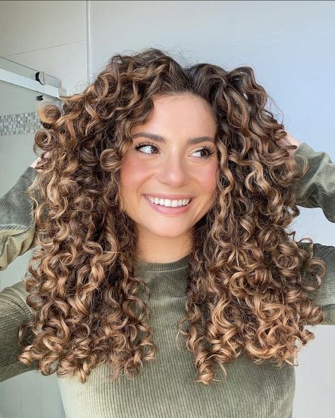 Highlights Brown Hair Green Eyes, Curly Hair Light Brown Balayage, Caramel Blonde Balayage Curly Hair, Light Brown Curly Balayage, Honey Highlights On Brown Hair Curly, Curly Caramel Hair, Curly Hair Highlights And Lowlights Caramel, Hairlights In Dark Hair, Caramel Curly Hair Highlights