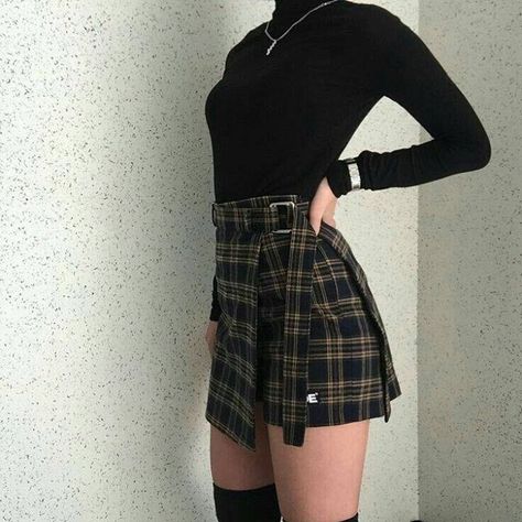 #Skirt: pinterestdeadelvino https://ift.tt/2JbDlg7 Peplum Tops, 90's Fashion, Street Fashion Photography, Outfit Trends, Heidi Klum, Edgy Outfits, Makeup Vanity, Inspiration Mode, Fashion Mode