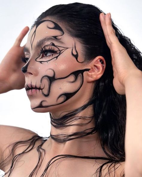 Face Studies, Day Of The Dead Makeup, Sultry Makeup, Makeup Ojos, Dead Makeup, Cute Halloween Makeup, Hot Halloween Outfits, Face Art Makeup, Amazing Halloween Makeup