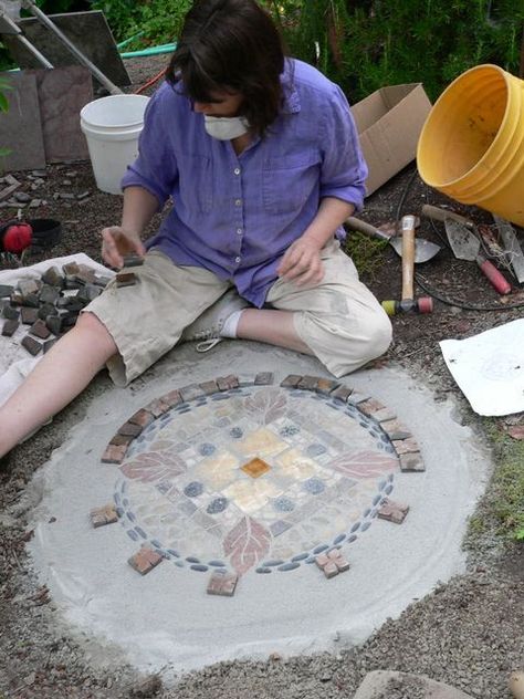 Create a low-cost, high-end-look garden mosaic with dry-concrete method | OregonLive.com Mosaic Pavers, Mosaic Walkway, Mosaic Stepping Stones, Mosaic Garden Art, Pebble Mosaic, Concrete Crafts, Concrete Projects, Concrete Garden, Mosaic Garden