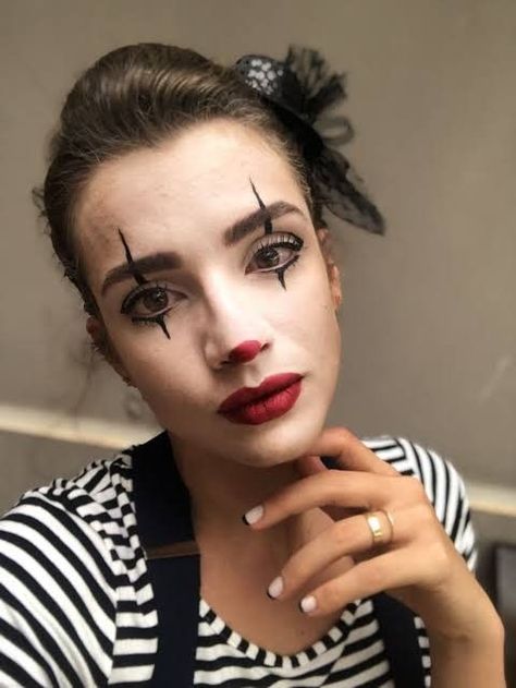 Mime Makeup Simple, Mime Makeup Pretty, Pantomime Makeup, Mime Halloween Costume, Mime Costume, Karneval Diy, Clown Costume Women, Easy Halloween Costumes For Women, Mime Makeup