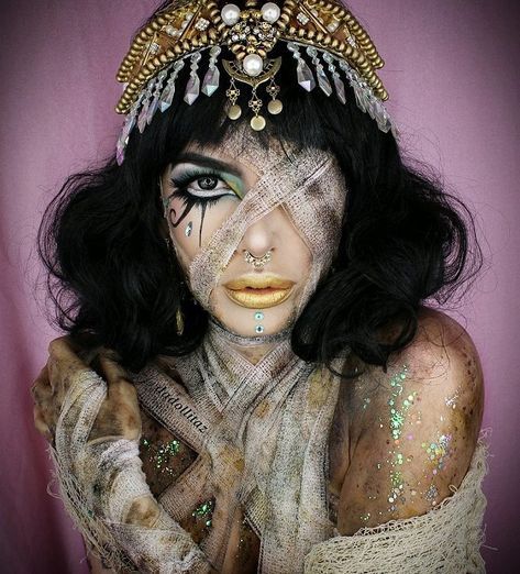 Mummy Makeup, Cleopatra Halloween Costume, Mummy Halloween Costume, Beautiful Halloween Makeup, Cleopatra Halloween, Halloween Make-up Looks, Mummy Costume, Make Up Designs, Creepy Halloween Makeup