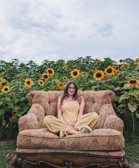 Vintage couch in the middle of a sunflower field with bright sky and vintage clothing vibes Couch In Field Photoshoot, Green Couch Photoshoot, Dyi Wall Art, Flower Field Photoshoot, Couch Ideas, Field Photoshoot, Mr Kate, Fall Shoot, Vintage Couch