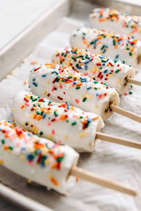 Healthy Frozen Banana Pops, Banana Popsicle Recipes, Banana Snickers, Vanilla Yogurt Recipes, Frozen Banana Pops, Frozen Chocolate Bananas, Healthy Frozen Yogurt, Banana Popsicles, Yogurt Banana