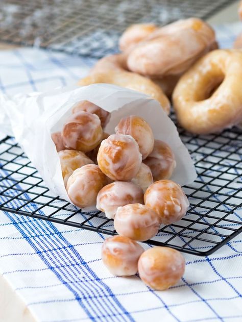 Pinterest • Clarice__ Comfort Sweets, Krispy Kreme Recipe, Donuts Krispy Kreme, Homemade Donut, Recipe Copycat, Weight Watcher Desserts, Brown Food, Krispy Kreme Donuts, Glazed Donuts