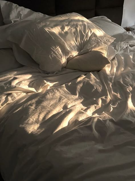 Aesthetic Bed Backgrounds, Comfy Aesthetic Bedroom, Sterile Aesthetic, In Bed Aesthetic, Sleeping Aesthetic, Kidcore Wallpaper, Bed Aesthetic, Messy Bed, Like Clockwork