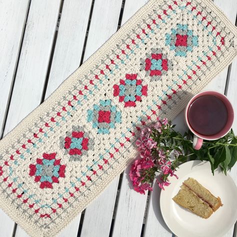 Granny Square Table Runner, Table Runner Crochet Pattern, Runner Crochet Pattern, Square Table Runner, White Granny Square, Table Runner Crochet, Small Table Runner, Runner Crochet, Granny Pattern