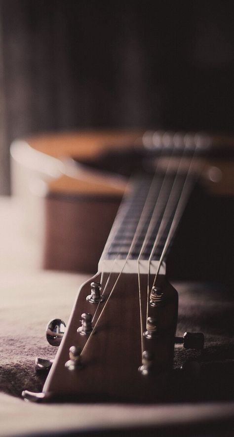 Image in musica  collection by Alfonso Hernandez Acoustic Guitar Notes, Acoustic Guitar Photography, Guitar Photos, Guitar Photography, Easy Lessons, Trik Fotografi, Music Aesthetic, Ernest Hemingway, Music Guitar