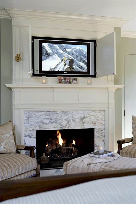 photo - Gordon Beall - Traditional Home - how to hide the TV over fireplace - Meredith Vieira home Tv Hideaway, Hide Tv Over Fireplace, Concealed Tv, Mantel Tv, Corner Fireplaces, Fireplace Renovation, Tv Above Fireplace, Tv Frames, Above The Fireplace