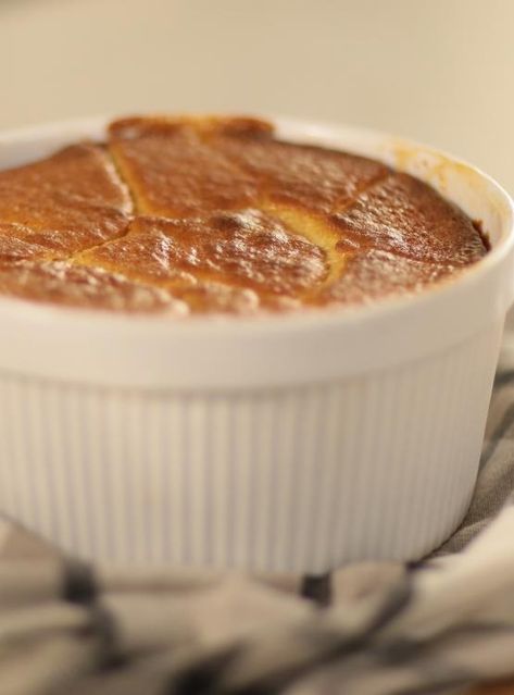 Recette de pouding chômeur au sirop d'érable de Ricardo. Maple Pudding Cake, Maple Pudding, Pudding Chomeur, Unclog A Drain, Unusual Dessert, Vinegar And Baking Soda, Warm Desserts, Drain Cleaners, Coconut Pudding