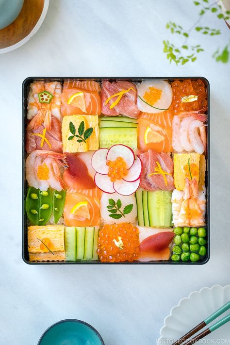 This beautiful and colorful Mosaic Sushi is made of checkerboard pattern of various kinds of sashimi, tamago and cucumber laid over the sushi rice. #mosaic #sushi | Easy Japanese Recipes at JustOneCookbook.com Rice Mosaic, Mosaic Sushi, Make Sushi At Home, Rolled Omelette, Sushi Guide, Sushi Easy, Sushi Vinegar, Japanese Home Cooking, California Rolls