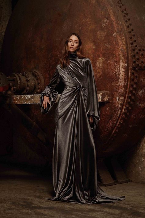 Greta Constantine Fall 2019 Ready-to-Wear Collection Greta Constantine, Silk Clothing, Elie Saab Fall, Resort 2020, Fashion Show Images, Live Fashion, Satin Silk, Magazine Photography, Fashion Show Collection