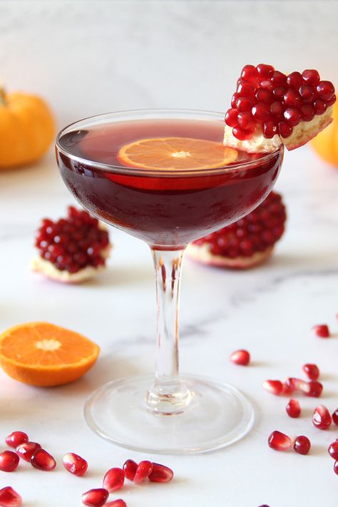 Spiced Pomegranate Daiquiri Pomegranate Rum Cocktail, Red Gin Cocktails, Pomegranate Cocktail, Christmas Cocktail Drinks, Xmas Cocktails, Chocolate Pumpkin Pie, Aphrodisiac Foods, Coctails Recipes, Cocktail Syrups