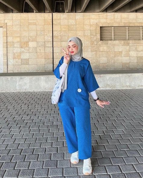 Scrubs With Hijab, Hijabi Nurse, Work Problems, Nurse Outfit Scrubs, Medical Scrubs Fashion, Medical Scrubs Outfit, Doctor Scrubs, Scrub Style, Nurse Aesthetic