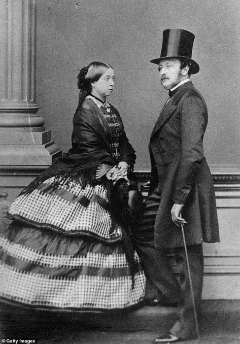 Ratu Elizabeth, Queen Victoria And Prince Albert, Queen Victoria Family, Queen Victoria Prince Albert, Royal Family Portrait, Victoria Prince, Victoria Reign, John Brown, British Monarchy