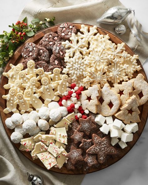 Types Of Cookies, Cookie Board, Party Food Platters, Charcuterie Recipes, Xmas Food, Holiday Cookie, Christmas Party Food, Christmas Snacks, Christmas Cooking