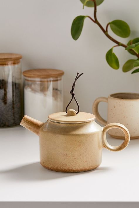 Teapot Ideas, Pottery Teapots, Clay Teapots, Ceramic Teapot, Glass Carafe, Bar Items, Ceramics Projects, Ceramics Ideas Pottery, Ceramic Teapots