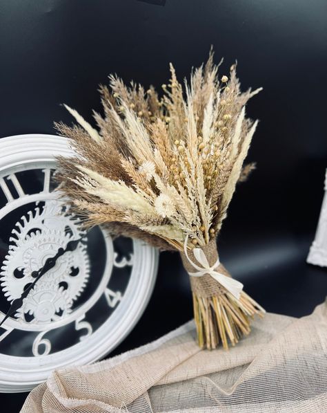 Description: Elevate the ambiance of your special occasion with our exquisite Boho Harvest Bouquet. Handcrafted with care, this stunning arrangement features a delightful combination of dried flowers, including delicate wheat stalks and graceful pampas grass. Each element is meticulously selected to ensure a harmonious blend of textures and colors, exuding a natural and rustic charm. Available in two sizes, our Boho Harvest Bouquet offers versatility to suit your unique preferences. The Size L o Wheat Flower Arrangement, Wheat Wedding, Wheat Flower, Wheat Sheaf, Pampas Grass Bouquet, Bouquet Ideas, Dry Flower, Wildflower Bouquet, Wheat Grass