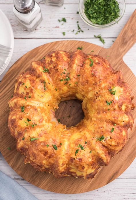 Eggs In Bundt Pan, Breakfast Casserole Bundt Pan, Easy To Go Breakfast Ideas Make Ahead, Breakfast Recipes For Party, Spring Form Pan Breakfast, Bunt Breakfast Casserole, Bundt Recipes Savory, Breakfast Ideas Spicy, Breakfast Casserole In Bundt Pan