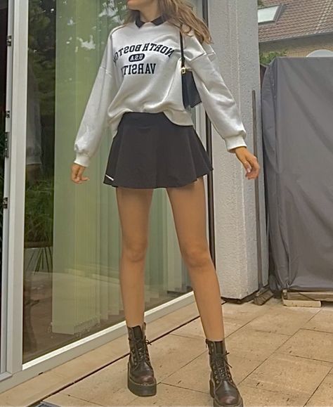 Tennis Skirt And Pantyhose Outfit, Black Sport Skirt Outfit, Crewneck Skirt Outfits, Gray Skirt Outfit Summer, Skirt Sporty Outfit, Crewneck And Skirt Outfit, Basic Skirt Outfit, Grey Tennis Skirt Outfit, Black Tennis Skirt Outfit Street Style