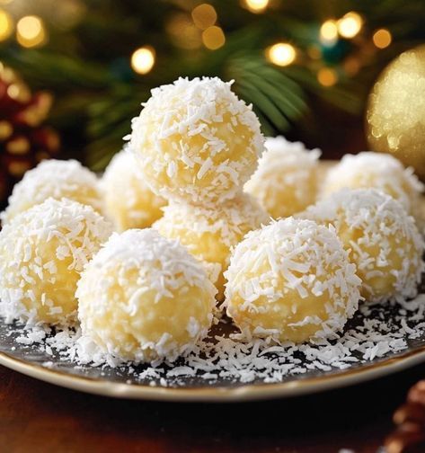 Pineapple Christmas Balls | Homemade Recipes Pineapple Balls, Almond Snowball Cookies, Halloween Candy Apples, Hawaiian Desserts, Pecan Pie Cookies, Pineapple Christmas, Cookies Homemade, Pineapple Desserts, Coconut Balls