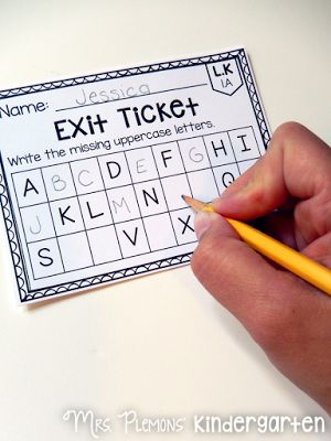 If you thought exit tickets were just for the older grades, check out these AMAZING primary common core exit tickets for ELA. Even if you've never used exit tickets, these are SO quick and easy to use! Making Numbers In Different Ways, Ela For Kindergarten, Language Arts Kindergarten, Kindergarten Ela Centers, Kindergarten Intervention, Kindergarten Standards, Tk Classroom, Kindergarten Assessment, Exit Slip