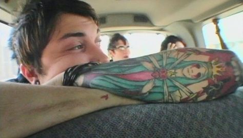 Frank (Mickey and Ray in the background XD) Frank Iero Tattoos, Mcr Songs, Frank Lero, I Love Mcr, In The Summertime, Our Lady Of Sorrows, Frank Iero, Gerard Way, Emo Bands