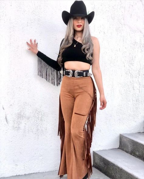 Cowgirl Boho Outfits, Fringe Outfit Western, Fringe Cowgirl Outfit, Black Cowgirl Outfit, Outfit Vaqueros, Traje Cowgirl, Western Inspired Outfits, Cowgirl Outfits For Women, Cowboy Boot Outfits