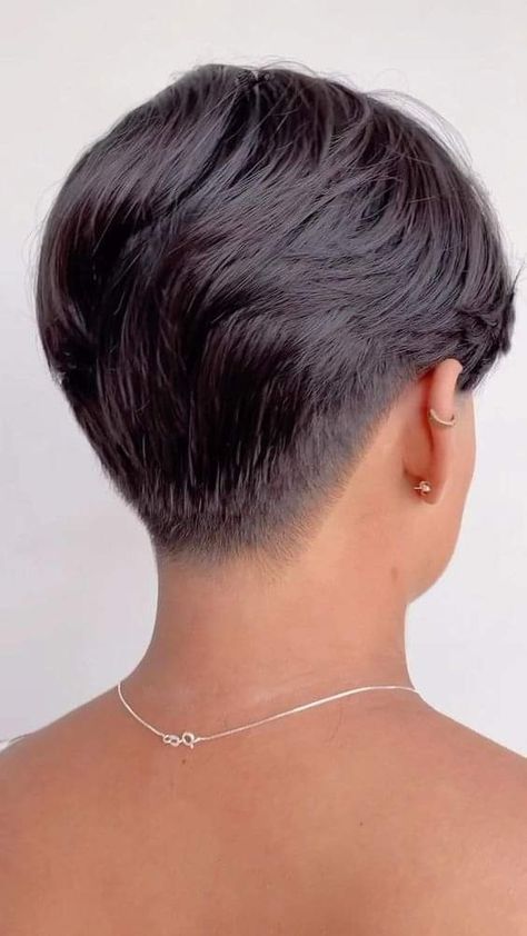 Stacked Pixie Haircut, Back Of Pixie Haircut Neckline, Short Gray Hair, Haircut Ideas Trendy, Short Hair Back, Summer Hair Trends, Short Hair Images, Girls Short Haircuts, Kaley Cuoco Short Hair