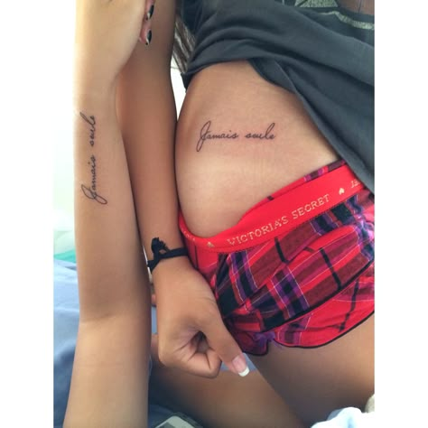 Jamais Seule (it means "Never Alone" in French). Perfect family tattoo. Bestie Tattoos, Sister Tat, Bestie Tattoo, Sister Tattoo, Sibling Tattoos, Family Tattoo, Bff Tattoos, Best Friend Tattoos, Family Tattoos