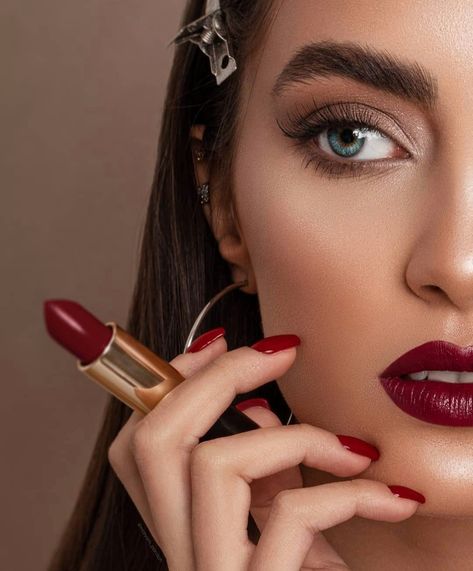 Make Up Photoshoot Ideas Photography, Posing With Lipstick, Red Lips Photoshoot, Lipstick Photoshoot Ideas, Lipstick Photoshoot, Lipstick Ad, Makeup Artist Branding, Makeup Shoot, Lipstick Photos