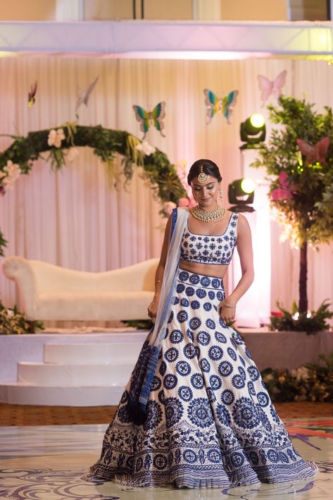 Blue And White Lehenga, Vale Wedding, Outdoor Poses, Garba Outfit, Black Lehenga, Wedding Lehenga Designs, Indian Bridal Lehenga, Blue Lehenga, Traditional Indian Outfits