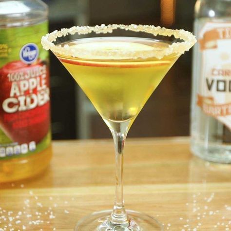 This Salted Caramel Apple Martini is an incredible dessert martini recipe that everybody should try once. Caramel Vodka Apple Cider, Dirty Gin Martini, Caramel Cocktail, Salted Caramel Martini, Martini Flavors, Caramel Apple Martini, Cider Cocktail Recipes, Salted Caramel Coffee, Gin Martini