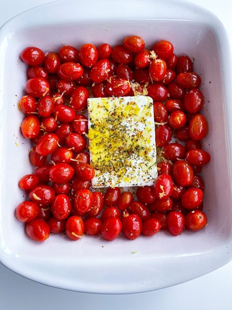 TikTok Viral Baked Feta Pasta Recipe - Everything Delish Roasted Tomatoes And Feta, Recept Pasta Oven, Summer Supper, Tomato And Feta, Roasted Tomato Pasta, Feta Recipe, Baked Feta Pasta, Oven Roasted Tomatoes, Baked Feta