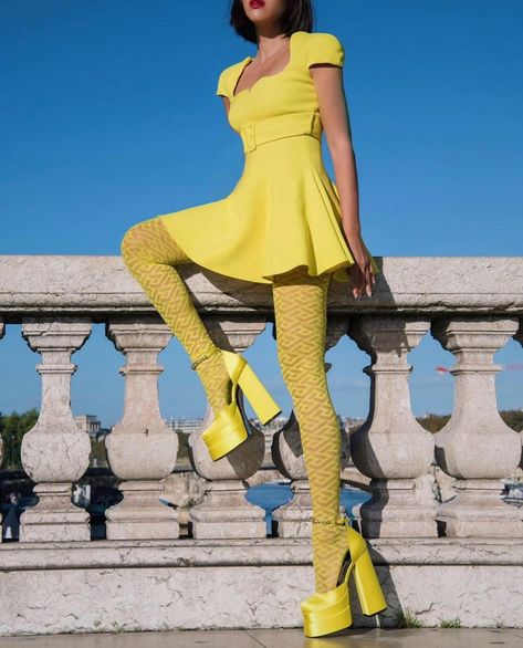 DATE WITH VERSACE on Instagram: “YELLOW🍋 📸 @handinfire @versace @donatella_versace” Platform Heels Outfit Ideas, Colourful Fits, Mouscedes King, Heels Outfit Ideas, Medusa Aevitas Platform, Platform Heels Outfit, Candy Outfit, Tiffany Hsu, Yellow Tights