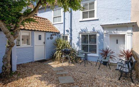 Fisherman's Cottage - Quaint seaside cottage in Norfolk Fishermans Cottage Exterior, Cottages Uk, Yurt Tent, Fishermans Cottage, Crab House, Treehouse Cabins, Creative Retreat, Norfolk Coast, Cabin Lodge