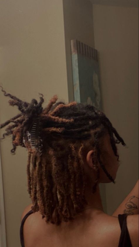 Shirt Locs Hairstyles, Medium Locs Black Women Hairstyles, Short Loc No Retwist Styles, Semi Casual Outfit Black Women, Locs With Dyed Ends, Peekaboo Locs Brown, Dread Hairstyles Short, 4b Locs Natural Hair, Medium Length Locs Styles Black Women