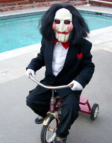 Jigsaw...kenzies Halloween costume for 2011. Love it! Saw Outfit, Halloween Costume Ideas Kids, Saw Costume, Kids Deadpool Costume, Jigsaw Costume, Jigsaw Halloween, Saw Halloween, Billy The Puppet, Jigsaw Saw