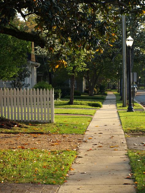 "Mayberry" kind of town...where I would love to live. This looks so much like where my grandmother use to live and we'd walk to town, in Florence Ala. Chaotic Energy, Small Towns Usa, Just A Small Town Girl, Small Town America, Small Town Life, Small Town Girl, American Dream, Antalya, Fashion And Lifestyle