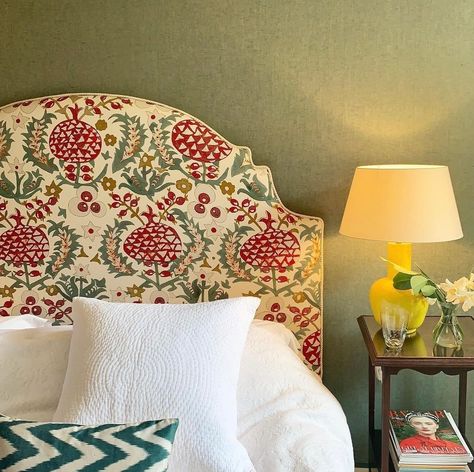 Fabric Patterned Headboards - Adding an eye catching focal point to any bedroom. Buying or reusing some beautiful fabric and revamping an old headboard is a great way to make small changes to you interiors with big unpact on your room design. Also a handy idea if you’re renting your home and don’t want to put detail floral wallpapers or murals up. . . . . . . . . . . . . . Headboard inspiration credited to: @rosannabossomltd @homebeautiful @alicecrawleyinteriors @janechurchillfabrics @h... William Morris Headboard, Floral Headboard Bedroom, Pattern Headboard, Patterned Headboard, Floral Bed Headboard, Pattern Headboard Upholstered, Periwinkle Bedroom, Floral Headboard, Headboard Inspiration