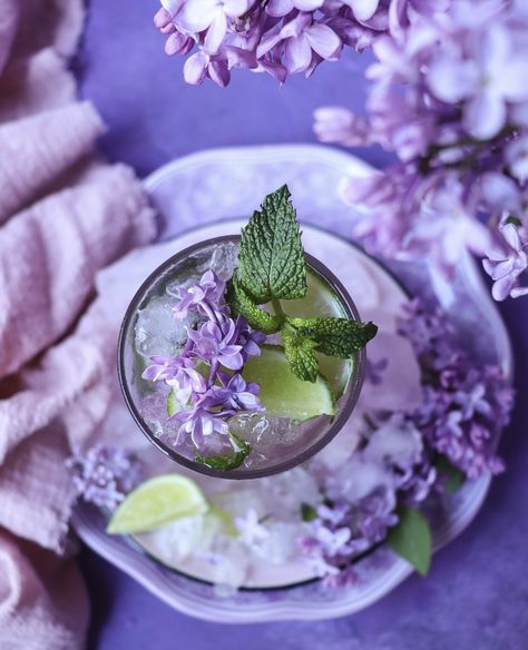 Lilac Mojito (Refreshing Lilac Cocktail) Lilac Cocktail Drink, Lilac Drink, Lilac Cocktail, Classic Mojito, Infused Sugar, Wedding Signature Drinks, Floral Cocktails, Instagram Message, Mojito Recipe