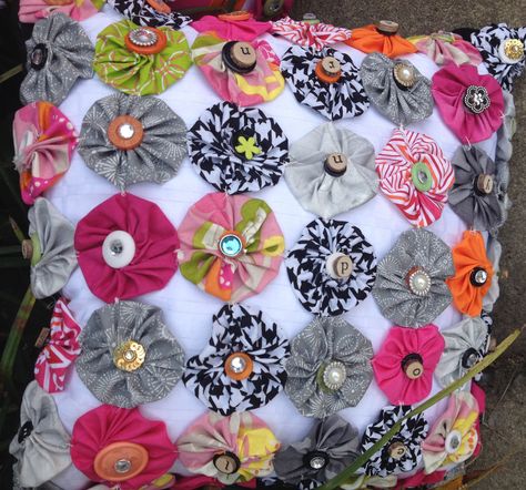 Fabric Scrap Yo Yo Pillow || Fairfield World||  #pillows #scrapprojects Yoyo Projects, Diy Stuffies, Yo Yo Quilt, Yo-yos, Running Stitch, Coordinating Fabrics, Pillow Forms, Crafts And Diy, New Board