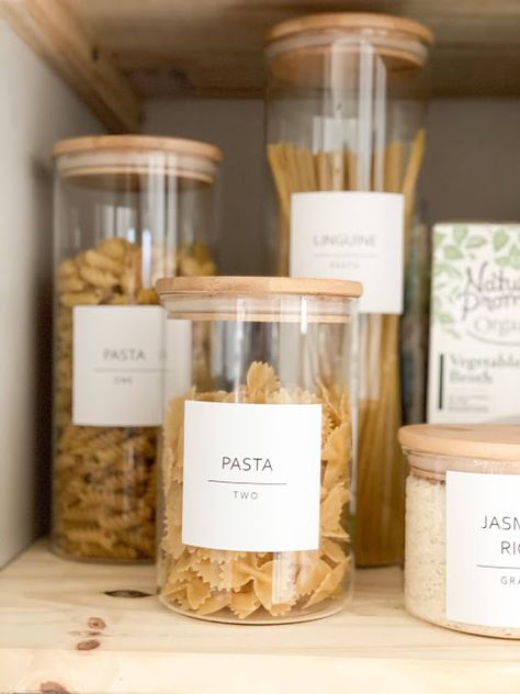 Modern Pantry Labels, Diy Pantry Shelves, Modern Pantry, Square Glass Jars, Pantry Jars, Серая Кухня, Pantry Organisation, Pantry Cupboard, Pantry Makeover