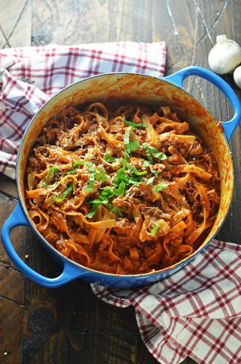 One Pot Pasta Bolognese. This ragu bolognese is a meaty Italian sauce recipe that can be made with spaghetti, tagliatelle, or whatever pasta you have on hand. It's simple and quick but tastes like an all-day sauce! | hostthetoast.com One Pot Bolognese Pasta, One Pot Pasta Bolognese, 1 Pot Pasta, Bolognese Recipes, Toothless Cake, Italian Sauce Recipes, Hobbit Life, Italian Sauces, Ragu Bolognese