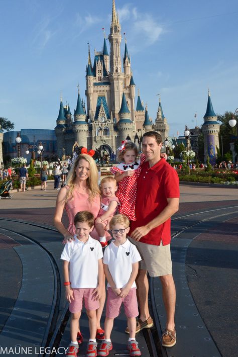 Family Outfits For Magic Kingdom, Family Pictures At Disney World, Disney World Family Outfits Ideas, Family Photos Disney, Disney Family Picture Ideas, Family Outfits For Disney World, Disney Family Pictures, Disney Outfits Family, Disney World Family Outfits